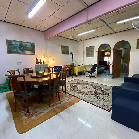 Aryaty Stay Pantai Batu Buruk Куала-Тренгану Екстер'єр фото