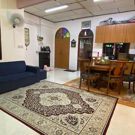 Aryaty Stay Pantai Batu Buruk Куала-Тренгану Екстер'єр фото